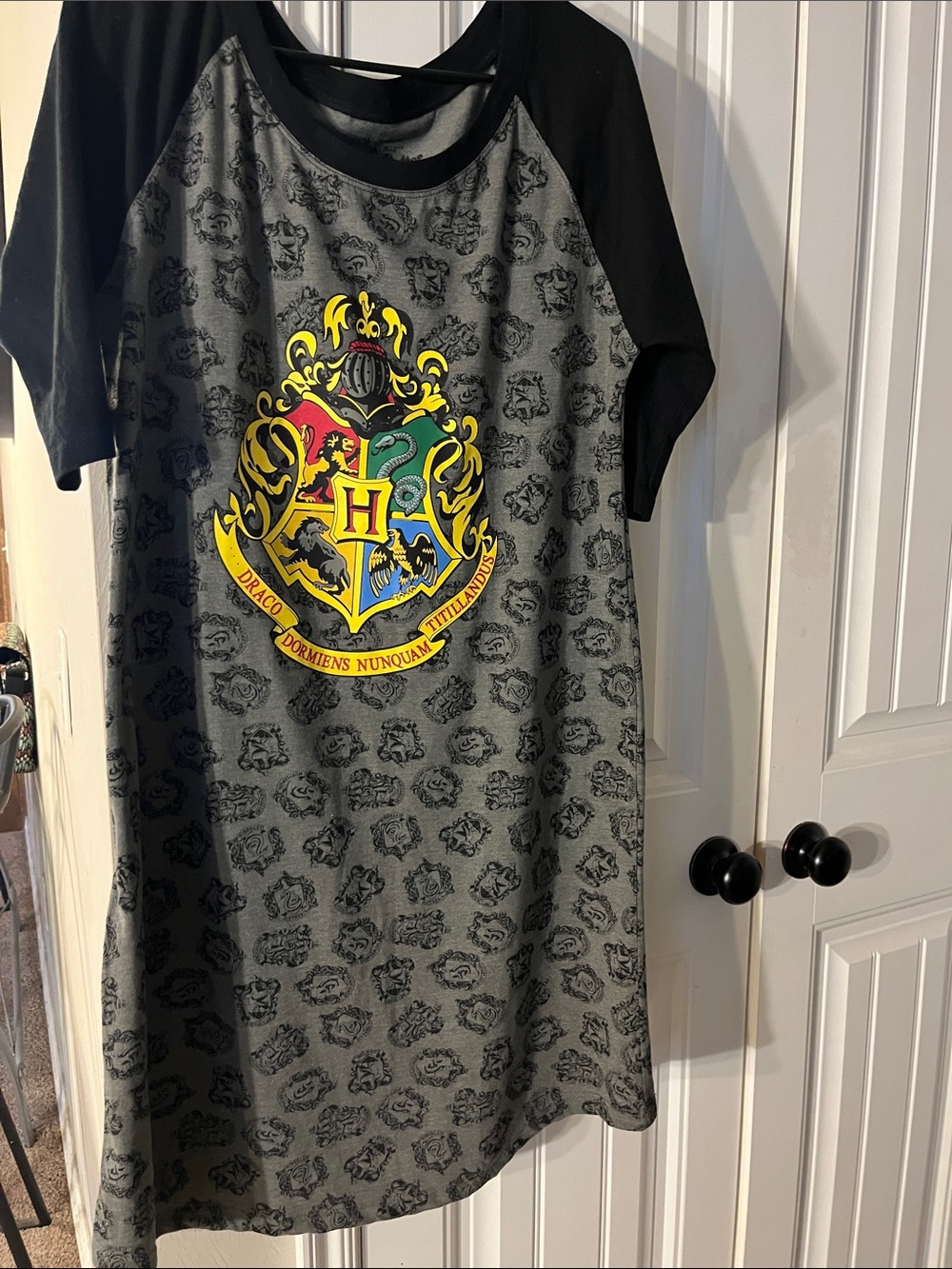 Women's Grey & Black Hogwarts Crest Short Sleeve Sleep Tee